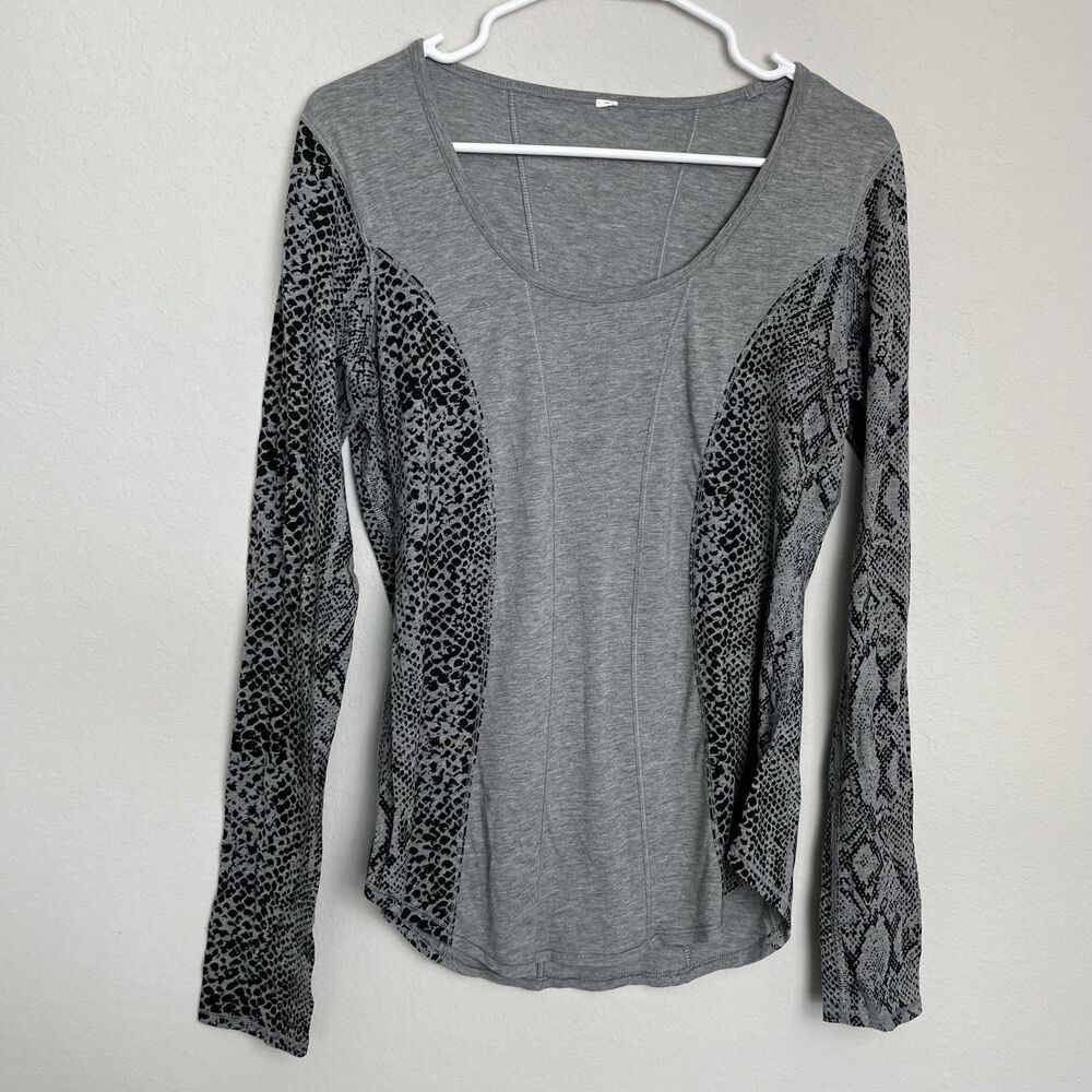 Lululemon Shirt Womens Small Gray Long Sleeve Scoop Neck Animal Print Athletic